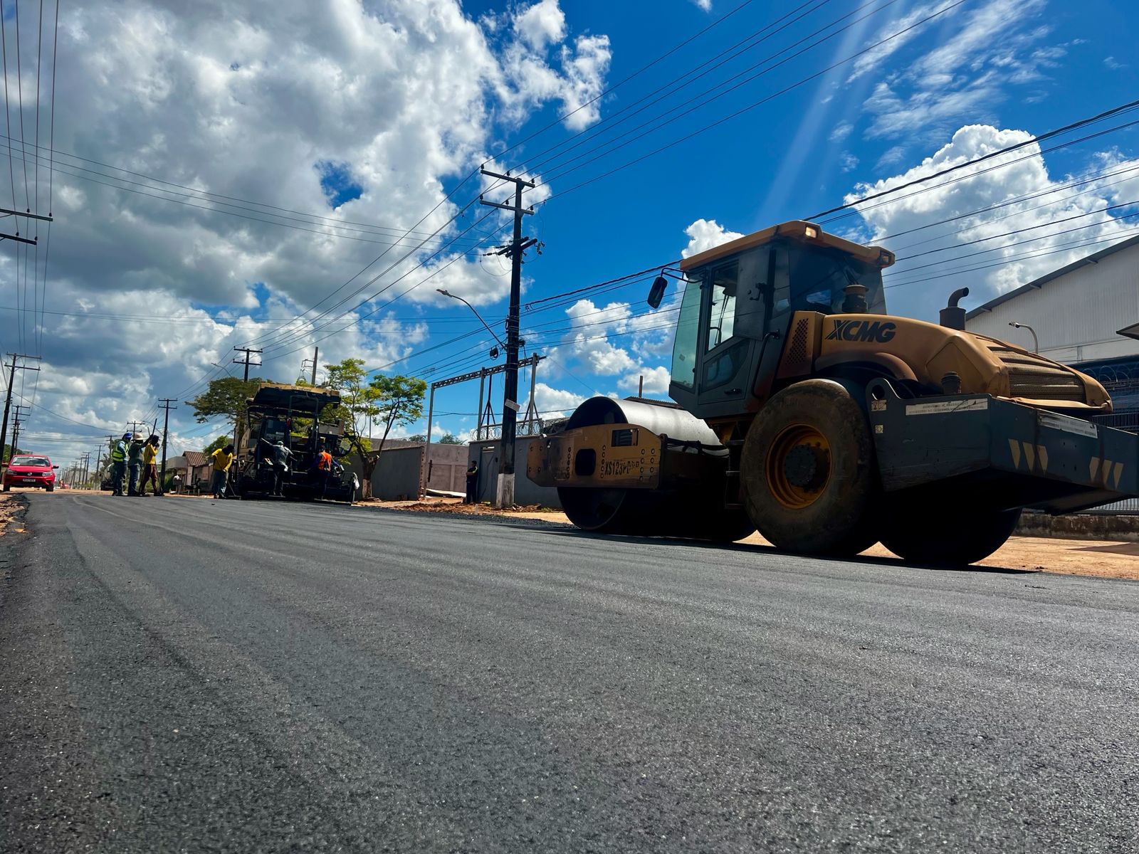 Após drenagem, rua Aparício de Moraes recebe pavimentação no bairro Industrial