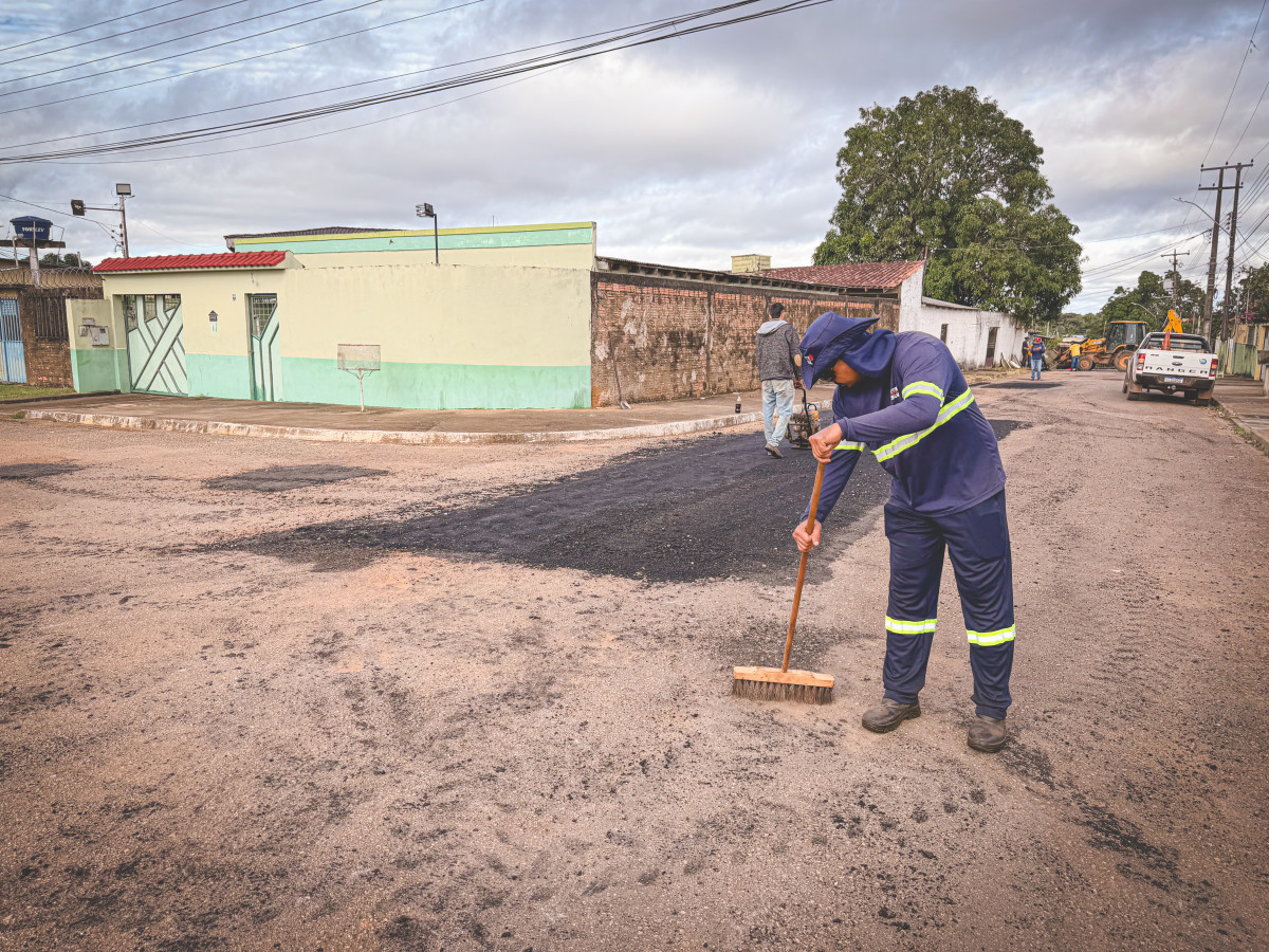 Mais de 20 ruas recebem serviços de tapa buraco no bairro Cohab 