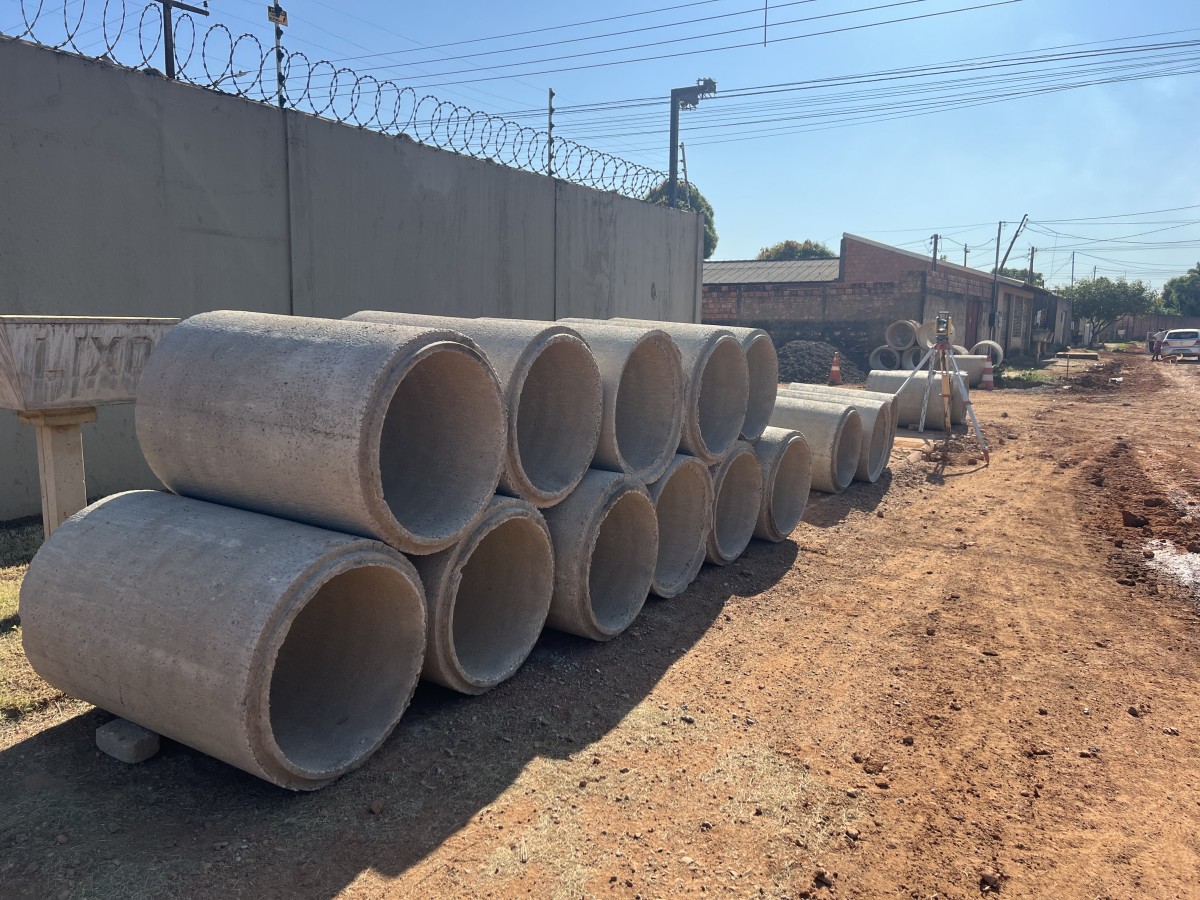 Em algumas regiões foram preciso construir uma rede de drenagem auxiliar no local e instalar novas manilhas