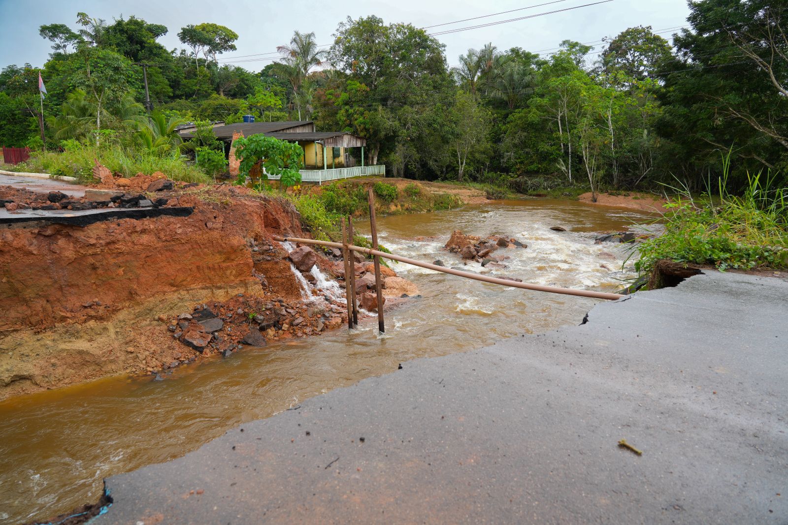 Rompimento da via no trecho que corta o igarapé acabou isolando comunidades da região
