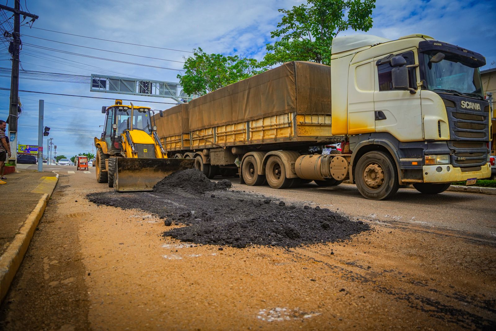 Equipes executam serviços de tapa-buracos