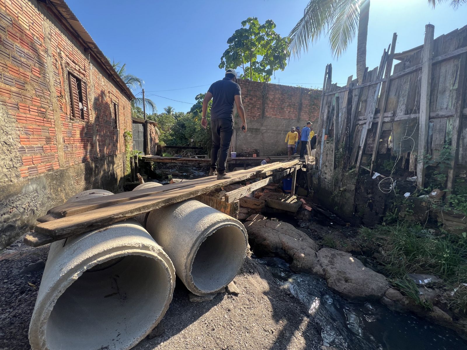 Obra visa melhorar o tráfego que liga as duas ruas de acesso ao bairro