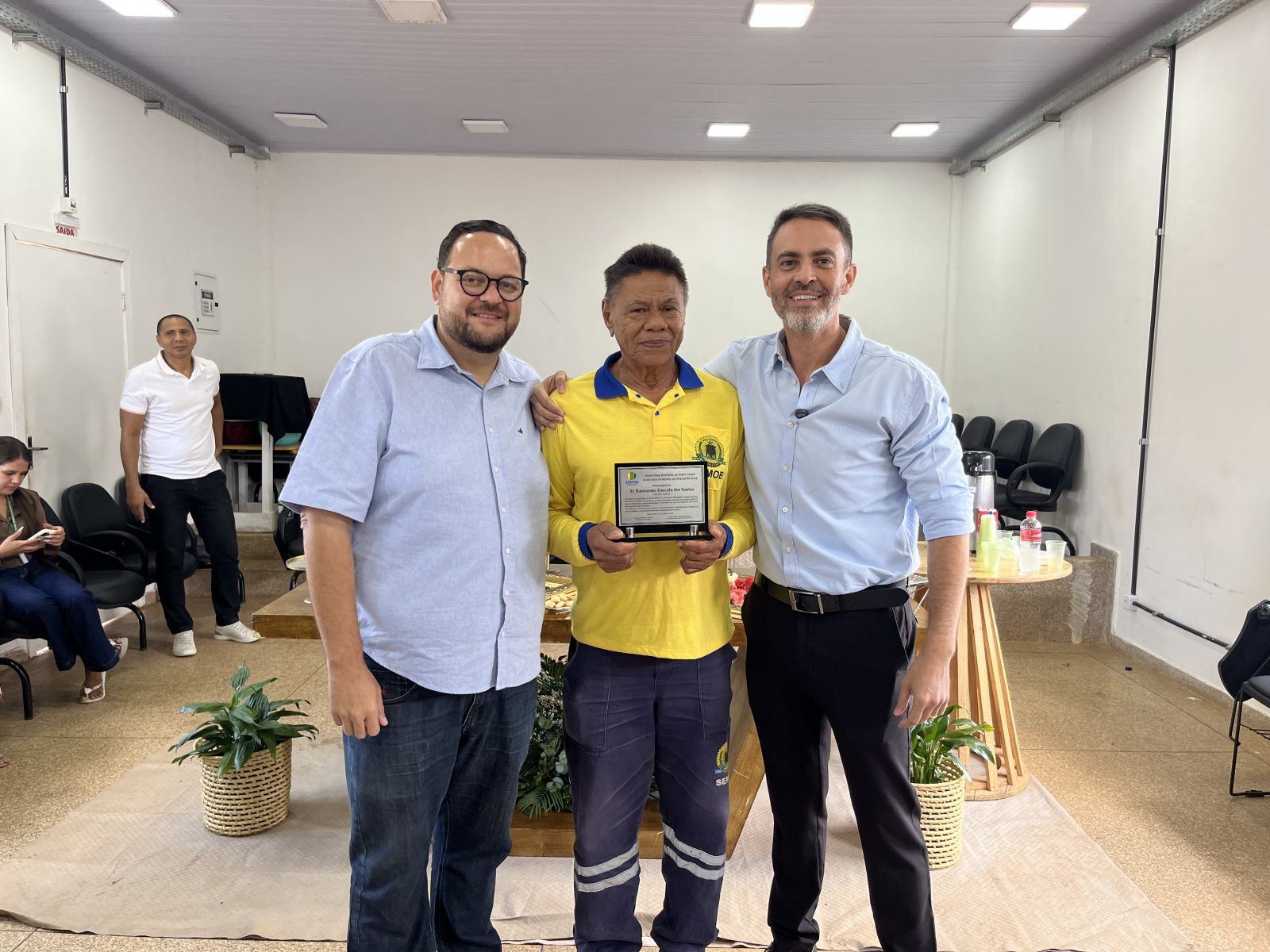 Léo Moraes fez questão de comparecer pessoalmente para entregar uma placa de agradecimento ao Raimundo Alemida