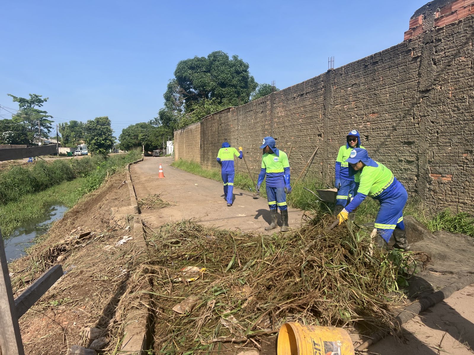 Equipes trabalham na retirada de resíduos, desobstrução do leito e roçagem das margens