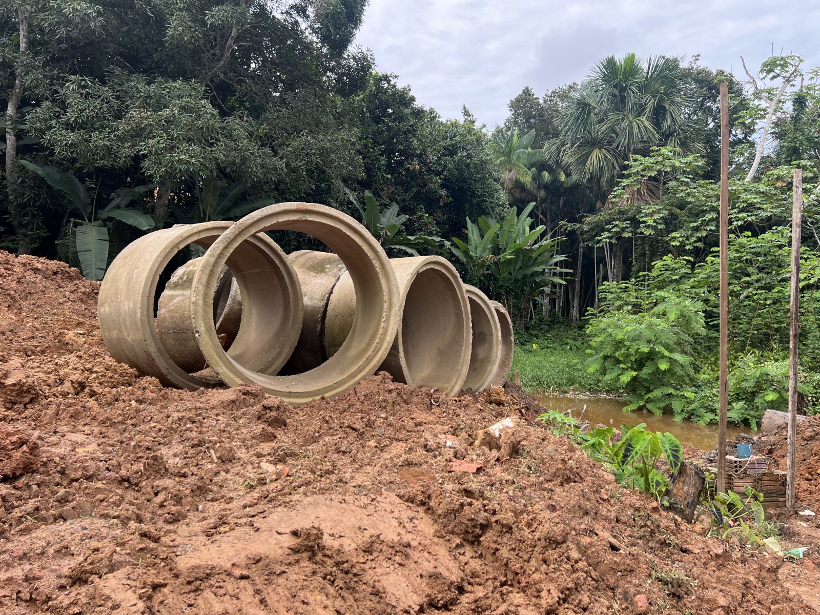 Serviços incluem a abertura de um canal e a instalação de três manilhas com 1,5 metro de diâmetro