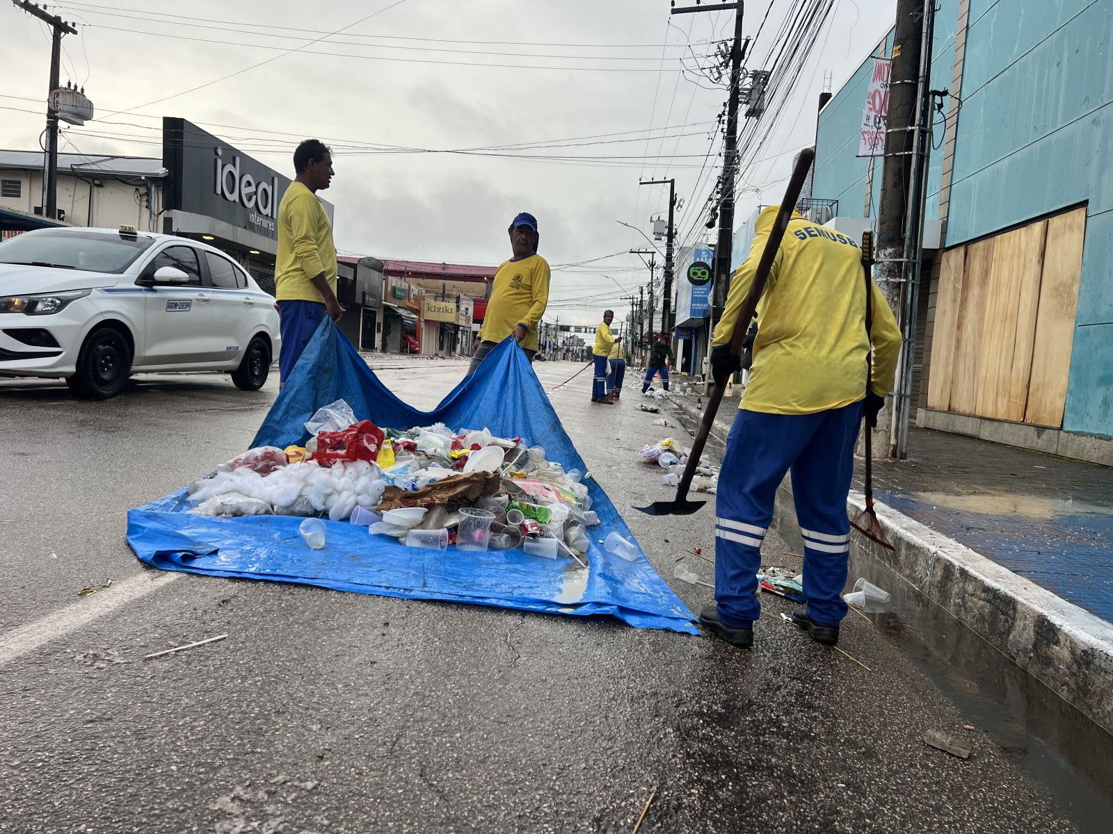 Equipes realizam varrição completa e o recolhimento de todo o lixo produzido durante as festividades.