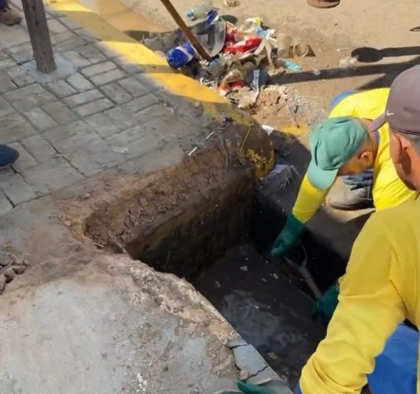 Equipes da Seinfra removem lixos que provocam alagamentos